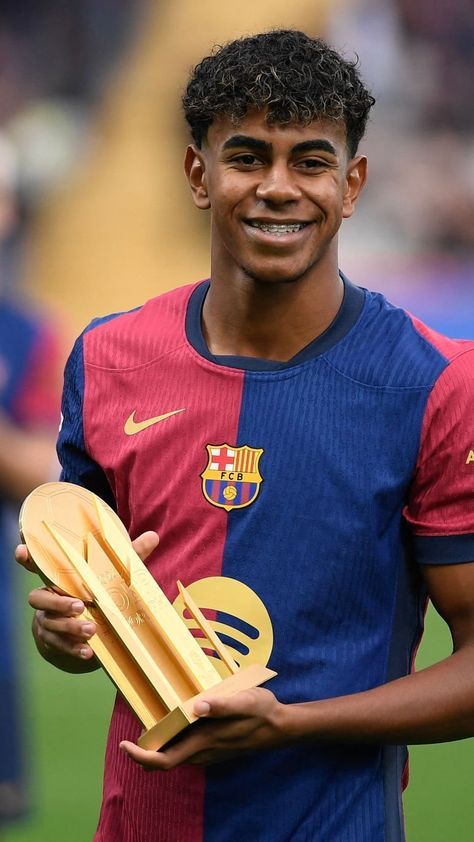 #lamineyamal #soccer Yamal Barcelona, Celebrity Cake, Lamin Yamal, Fc Barcelona Players, Football Players Photos, Barcelona Futbol Club, Barcelona Players, Football Players Images, Star Boy