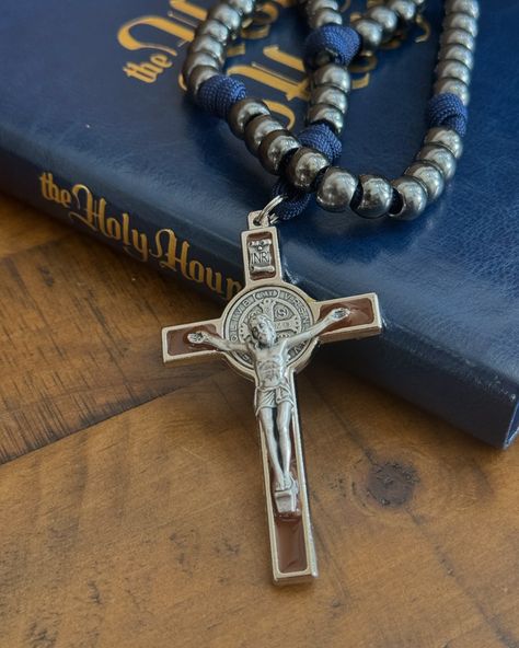 Our incredible new addition to our men’s rosaries - this masculine, heavyweight paracord rosary is perfect for any gentleman in your life. ❤️ “The rosary is the weapon for our time.” - St. Padre Pio St Padre Pio, Paracord Rosary, True Gentleman, St Benedict, Bible Devotions, Instagram Family, The Rosary, Confirmation Gifts, Catholic Gifts