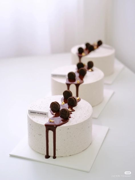 Macaroon Cakes Birthday, Simple Cream Cake Design, Ganache Cake Decoration Ideas, Korean Chocolate Cake, Chic Cake Design, Chocolate Cake Design Ideas Simple, Minimalist Cake Design, Minimal Cake, Chocolate Cake Designs