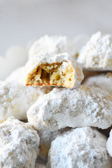 A melt in your mouth, powdered, buttery cookie that is perfect for the holiday season. These Swedish Heirloom Cookies also go by the names of Crescent Cookies. Butterball Cookies, Wedding Cookies Recipe, Swedish Cookies, Pecan Snowballs, Pecan Snowball Cookies, Italian Wedding Cookies, Traditional Christmas Cookies, Almond Shortbread, Almond Shortbread Cookies