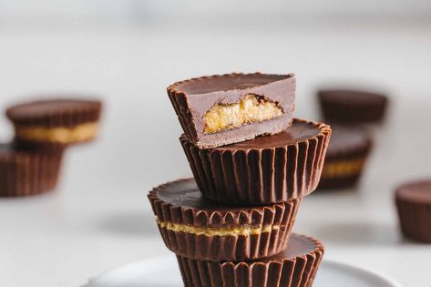 Peanut Butter Powder Recipes, Pb2 Recipes, Vegan Candy, Peanut Butter Cups Recipe, Peanut Butter Cup Cookies, Kid Friendly Snack, Chocolate Peanut Butter Cups, Peanut Butter Powder, Reeses Peanut Butter Cups