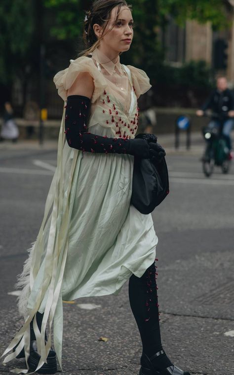 Fashion Week Spring 2023, Whatever Forever, Poor Things, London Fashion Week Street Style, Artsy Style, Casual Outfit Inspiration, Color Dresses, Quirky Fashion, Layered Fashion