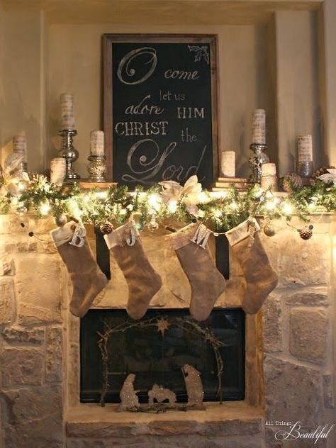 Christmas Fireplace Ideas, Rustic Christmas Mantel, Pretty Christmas Decorations, Pallet Christmas Tree, Burlap Christmas Wreath, Mantle Ideas, Pallet Christmas, Christmas Rustic, Christmas Mantel Decorations