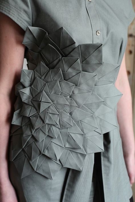 1 Mode Origami, Fabric Manipulations, Detail Couture, Origami Dress, Origami Fashion, Fabric Origami, Sculptural Fashion, Geometric Fashion, Fashion Design Inspiration