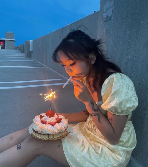 Bday Shoot Ideas Aesthetic, Birthday Ideas Grunge, Birthday Grunge Aesthetic, Candle Birthday Photoshoot, Grunge Birthday Photoshoot, Edgy Birthday Photoshoot, Downtown Birthday Photoshoot, Insta Photo Ideas Birthday, Grunge Birthday Aesthetic