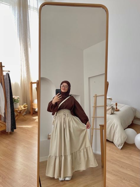 Beige Skirt Outfit Aesthetic, Beige Skirt Outfit Hijab, Outfit Inspo Korean Style, Hijabi Skirt Outfits, Halal Outfit, Outfit Inspo Korean, Beige Skirt Outfit, Corporate Fits, Korean Style Skirt