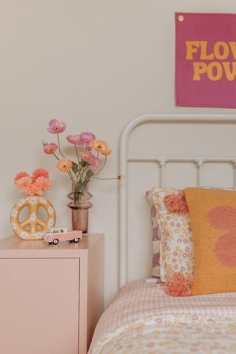 Preppy Bedroom Single Bed, Flower Themed Dorm Room, Retro Floral Bedroom, Flower Power Room Decor, Retro Flower Nursery, Yellow And Pink Room Ideas, Flower Bedroom Ideas For Kids, Flower Power Nursery, Groovy Kids Room