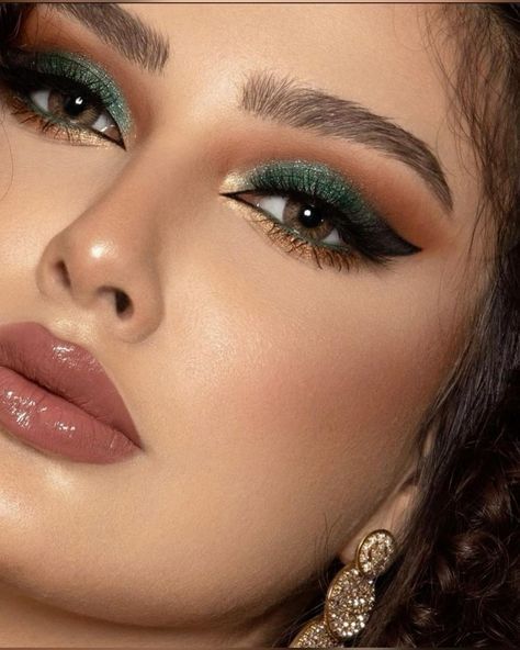 Emerald Smokey Eye Makeup, Lip Colors For Green Dress, Green Eye Make Up For Brown Eyes, Light Going Out Makeup, Snake Eyeshadow Look, Jade Eye Makeup, Best Smokey Eye For Brown Eyes, Dark Green Makeup Ideas, Edgy Green Makeup