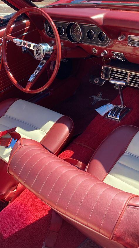 Car Decorations Ideas, Car Tips And Tricks, Crown Car, Red Mustang, Pink Car Accessories, Carros Vintage, Vintage Mustang, Old Vintage Cars, Car Decorations