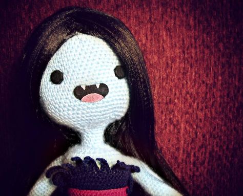 Marceline crochet doll. Muñeca tejida de marcy, 30 cm de alto. Marceline Crochet, Crochet Doll, Diy Crochet, Sewing Patterns, Novelty Christmas, Christmas Ornaments, Sewing, Pillows, Holiday Decor