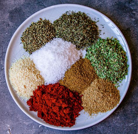 Easy Mediterranean Herb and Spice Mix - Daryls Kitchen Diy Spice Mix, Mediterranean Seasoning, Homemade Dry Mixes, Homemade Spice Mix, Spice Blends Recipes, Mediterranean Spices, Spice Mix Recipes, Homemade Spice Blends, Diy Spices