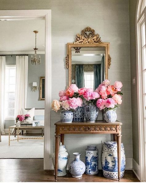 SECRETS OF A HOSTESS MAGAZINE on Instagram: “Gracious blue and white pieces ornate this lovely entryway!! Home of @murpheybeckerart!! 💙💕🦋🐝 • #foyer #foyerdecor #homedecor #interiores…” Happy Living Room, Entry Table Ideas, Fixer Upper Dining Room, Spring Entryway, Parisian Style Home, Room Decor Space, Chinoiserie Bedroom, Farmhouse Entry Table, Small Entryway Table