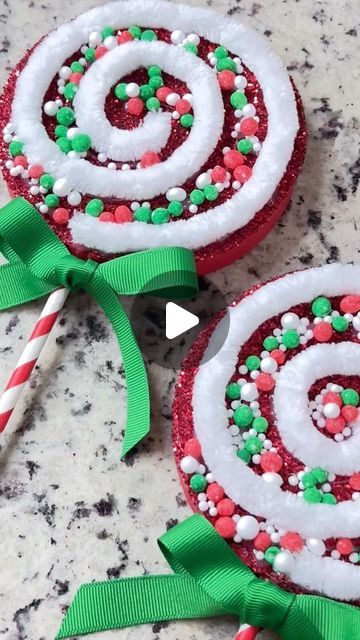 Christmas Crafts Lolipop, Diy Elf Decorations, Christmas Pens Diy, Gingerbread Christmas Wreath Diy, Diy Giant Lollipops Christmas, Diy Xmas Wreath Ideas, Gingerbread Christmas Diy Decor, Christmas Picks Diy, Christmas Lollipops Diy