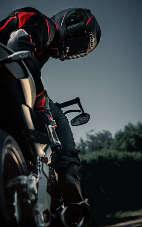 Motorcycle Photo Shoot, Sepeda Motor Sport, Bike Status, Biker Photos, Xe Ducati, Duke Bike, Biker Photography, Biker Photoshoot, Helmet Motorcycle