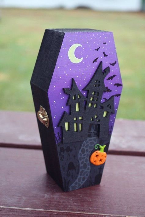 Festa Hotel Transylvania, Wooden Coffin, Halloween Care Packages, Unique Halloween Decorations, Halloween Box, Halloween Shadow Box, Box Painting, Halloween Treat Boxes, Haunted House Halloween