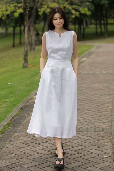 Keep it fresh and fashionable this summer with our Linen Midi Dress. This sleeveless, split neck white dress, perfectly designed for those hot summer days, ensures you stay comfortable while looking chic.  ★★FEATURES 100% Linen Two side pockets White cotton lining Split V neck dress Right hidden zipper Sleeveless Linen dress Linen midi dress Below knee length Minimalist Dress Perfect for summer,spring Other more color selection ★★ Bespoke Order Service If you Request other color Request the length Your height is not between 155 cm- 172 cm Your weight is over 75 kg I can do it for you, It will need some extra fee depending on on your need. Contact with me for more detail. ★★ Get your size in Size Chart with your body measurement https://www.etsy.com/listing/794055682 ★★ Warmly Note: 1 ) : P Linen Dresses Summer Chic, White Dress Summer Casual, Simple Cotton Dress, Simple Linen Dress, Sleeveless White Dress, Linen Dresses Summer, Knee Length Dresses Casual, White Casual Dress, Simple White Dress