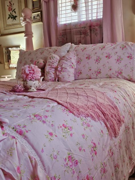 Vintage Pastel Bedroom, House Fever, Bedroom Board, Bedroom Comforter Sets, Bedroom Ideas For Small Rooms Cozy, Pastel Bedroom, Bedroom Vibes, Future Space, Barbie Dreamhouse