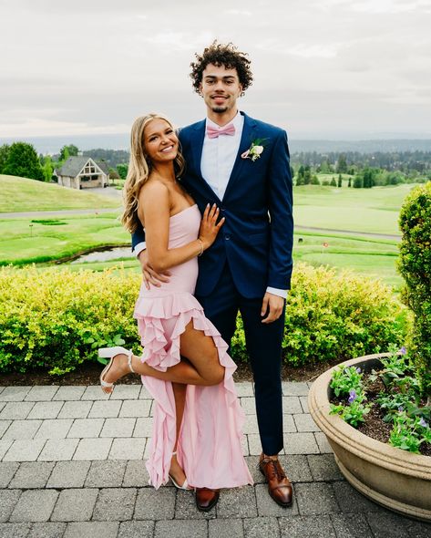 Prom Dresses With Navy Suit, Blush Pink Prom Couple, Prom Navy Suit, Pink Prom Dresses Couple, Pink Dress Prom Couple, Navy And Pink Suit, Prom Pics Inspo With Boyfriend, Light Pink Prom Dress Couple, Navy Suit Prom