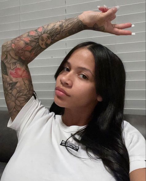 Guys Hand Tattoos, Tattoos For Guys Hand, Arm Sleeve Tattoos For Women, Feminine Tattoo Sleeves, Black Girls With Tattoos, Tattoos For Black Skin, Red Ink Tattoos, Pretty Tattoos For Women, Dope Tattoos For Women