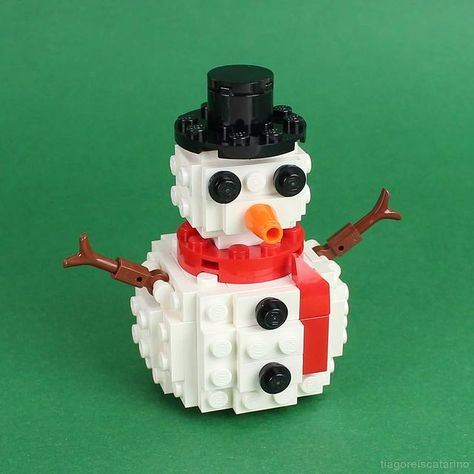 This jolly snowman build by Tiago Catarino (@tiagoreiscatarino) is the perfect seasonal decoration, ornament, or year-round desk buddy. Lego Christmas Ornaments, Lego Ornaments, Lego Christmas Village, Lego Christmas Tree, Lego Winter Village, Lego Advent Calendar, Snowman Ideas, Lego Advent, Lego Winter