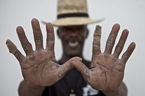 The hands of Pat Thomas, bluesman and son of bluesman James Son Thomas. Leland, MS. Photographer Lou Bopp Mississippi Delta Blues, Mississippi Blues, Bb King, Mississippi Delta, Blues Musicians, Delta Blues, Blues Artists, Jazz Blues, Blues Music