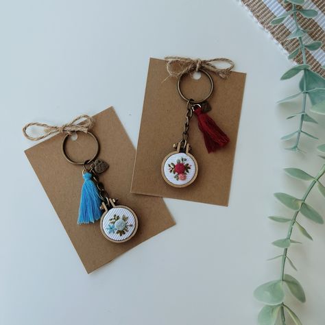 Mini Embroidery Hoop Keychain, Embroider Keychain, Mini Embroidery Hoop Ideas, Embroidery Keychain Diy, Mini Embroidery Patterns, Cute Keychain Aesthetic, Mini Hoop Embroidery, Keychain Embroidery, Mini Embroidery Hoop