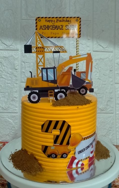 Cake for boys Escavator Cakes For Boys, Construction Cake Design, Excavator Cakes For Boys, Handyman Cake, Construction Theme Cake, Excavator Cake, Construction Birthday Cake, Toddler Birthday Cakes, Communion Cake Topper