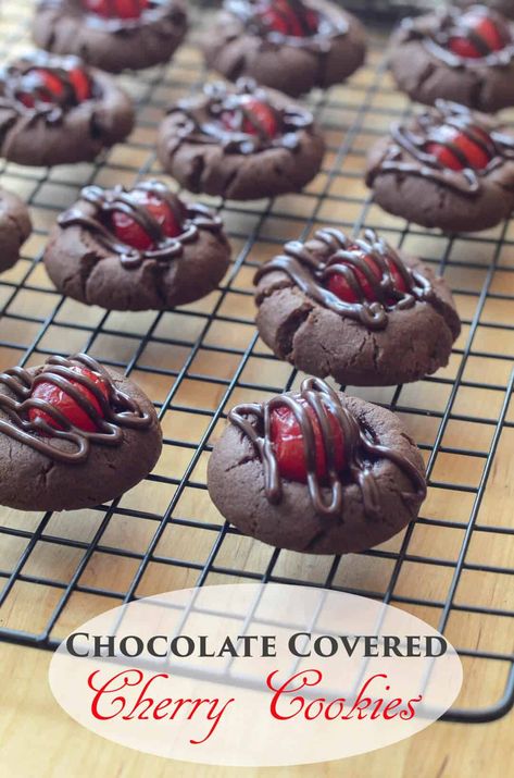 Chocolate Covered Cherry, Cherry Cookies, Postre Keto, Chocolate Covered Cherries, Cherry Recipes, Crinkle Cookies, Thumbprint Cookies, Cookies Recipes Christmas, Cookie Desserts