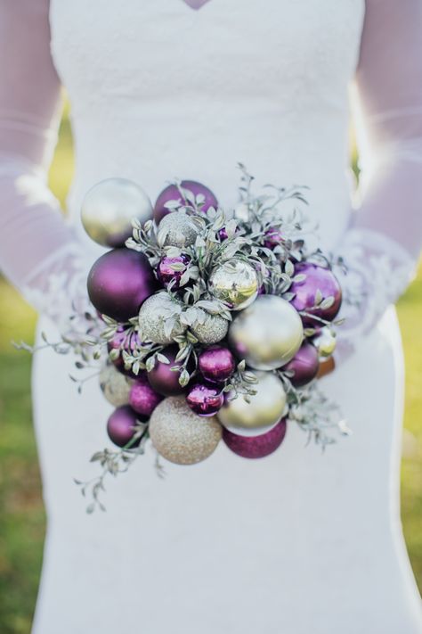 Ornament Centerpieces Wedding, Purple Christmas Wedding, Ornament Bouquet, Unusual Wedding Bouquets, Silver Winter Wedding, Star Themed Wedding, Winter Wedding Bouquet, Christmas Bouquet, Unusual Wedding