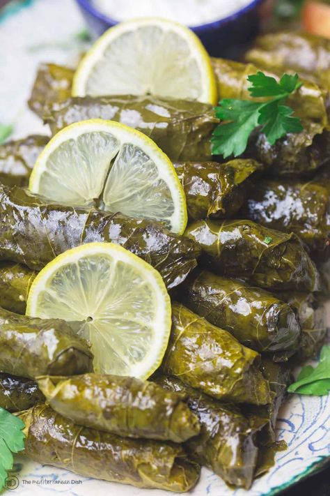 Grape Leaves Recipe, Arabisk Mad, Stuffed Grape Leaves, Greek Dishes, Lebanese Recipes, Mediterranean Dishes, Mediterranean Diet Recipes, Middle Eastern Recipes, Turkish Recipes