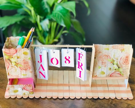 #diy #deskorganizer #calendar #calendar2021 Desk Organiser Ideas, Calendar Diy Handmade, Organiser Ideas, Diy Desk Organizer, Diy Desk Calendar, Table Calendar, School Board Decoration, Diy Organizer, Desk Organization Diy