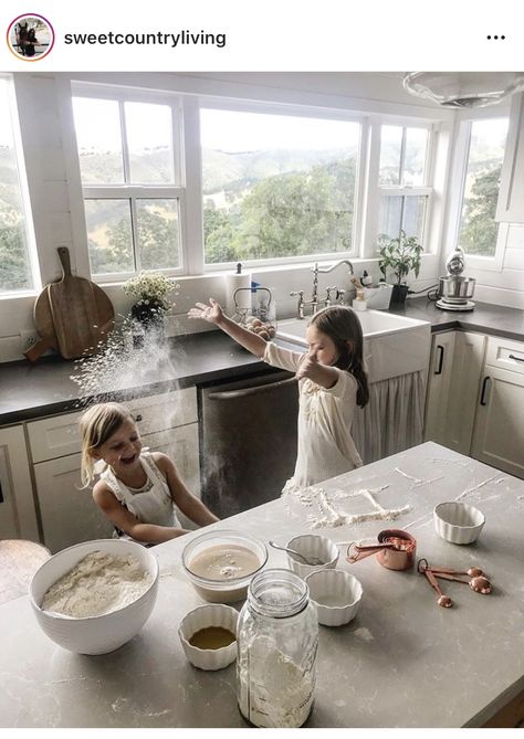 Happy Mood Photography, Family Cooking Aesthetic, Family Cooking Together Photography, Family Baking Photoshoot, Christmas Baking Photoshoot, Baking Photoshoot, Sisters Photoshoot Poses, Family Baking, Xmas Photos