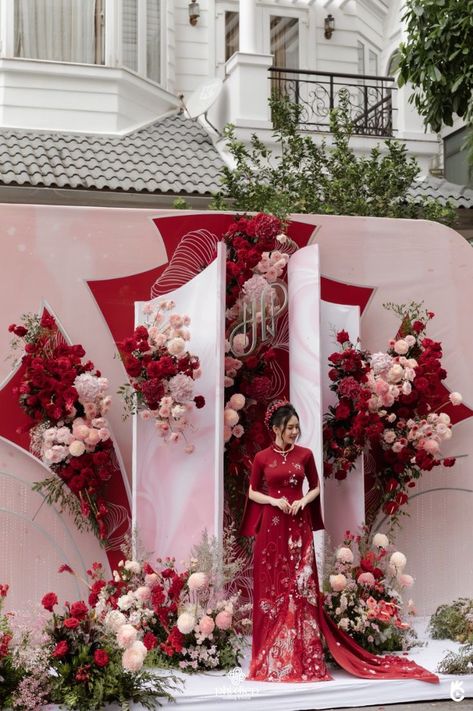 Pink Engagement Decor, Red Roses Wedding Decor, Wedding Decorations Burgundy, Dreamy Romantic Wedding, Mokara Orchids, Burgundy Red Wedding, Pink And Burgundy Wedding, Burgundy Wedding Flowers, Chinese Wedding Decor