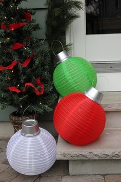 Giant Ornaments Display Solar Powered Christmas Lights, Outdoor Christmas Diy, Giant Christmas Ornaments, Christmas Lights Outside, Outside Christmas Decorations, Christmas House Lights, Outdoor Trees, Candy Land Christmas Decorations, Candy Land Christmas Tree