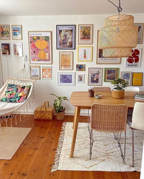 Apartment Therapy on Instagram: “Beautiful boho. (via @baguahome)” Maximalist Wall, Deco Studio, Geek Decor, Eclectic Bedroom, Apartment Decor Inspiration, Home Decorating Ideas, Maximalism, Decor Minimalist, Apartment Inspiration