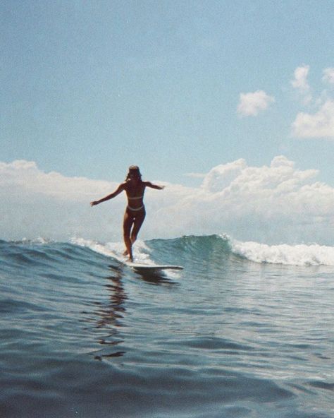 Surfer girl - riding waves Lisa Olsson, Surf Aesthetic, Surf Vibes, Surfing Pictures, Surf Lifestyle, Surf Life, Summer Dream, Surfer Girl, Beach Bum