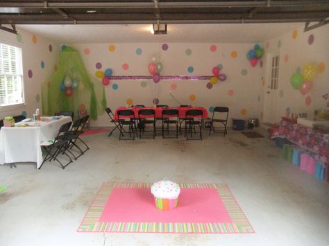 My daughter's birthday set up! Garage Birthday Party set for little girls! Garage Birthday Party Ideas Kids, Birthday Party In Garage, Party In Garage, Garage Birthday Party Ideas, Garage Birthday Party, Garage Party Set Up Ideas, Decorate Garage, Annabelle 1, 27 Birthday