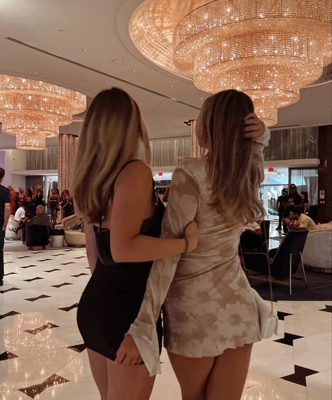 Hotel Lobby Pictures, Hotel Photoshoot Friends, Hotel Lobby Aesthetic Photoshoot, Hotel Photoshoot With Friends, Aesthetic Hotel Lobby, Hotel With Friends, Hotel Pictures, Hotel Lobby Photoshoot, Hotel Influencer Pics