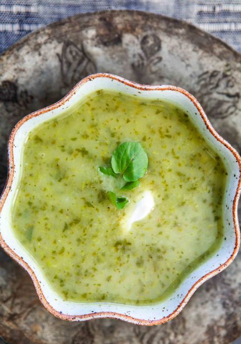 Watercress soup made with onions, potatoes, a little white wine and bunches of fresh watercress. Watercress Recipes, Watercress Soup, Detox Soup, Soup And Stew, Simply Recipes, Watercress, Soup Recipe, Soup And Salad, A Bowl