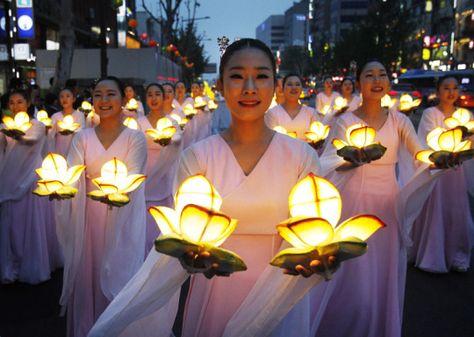 Buddhists carry lanterns in a parade during the Lotus Lantern Festival to celebrate Vesak, the Buddhas birthday. Lotus Lantern Festival, Lotus Lantern, Buddha Jayanti, Buddha Birthday, Holiday Lanterns, Buddha Life, Parade Float, Lantern Festival, Night Garden