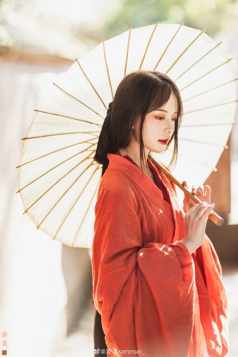 Japanese Poses Reference, Japanese Inspired Photoshoot, Japanese Pose Reference, Kimono Pose, Chinese Kimono, Yuki Onna, Umbrella Photo, Japanese Yukata, Japanese Umbrella