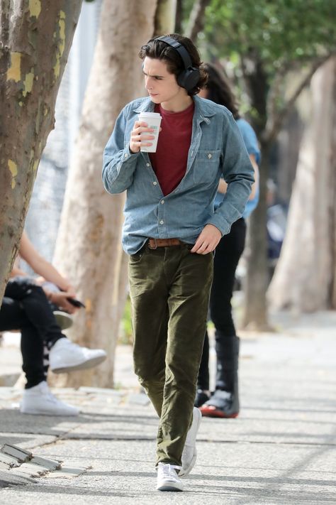 Timothée Chalamet's Endearing Street Style Makes Us Love Him Even More Timothee Chalamet Outfits, Black Oxford Shoes, Timmy T, Red T, Timothee Chalamet, Celebrity Look, Chambray Shirt, Look Cool, Wearing Black