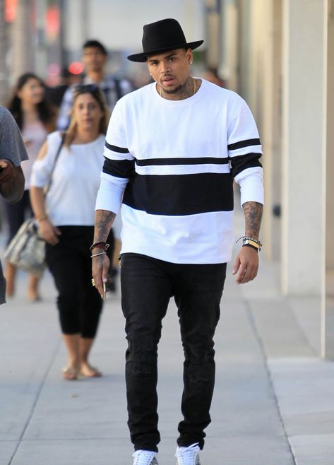 Chris Brown Outfits, Chris Brown Style, Chris Breezy, Mens Fashion Edgy, Mens Boots Fashion, Big Sean, Art African, Brown Style, Mens Fashion Casual Outfits