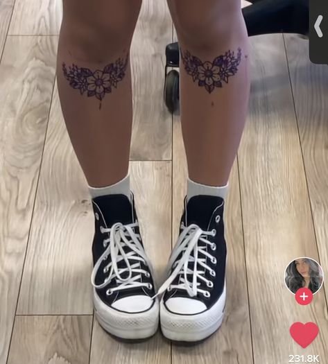 Floral Knee Frame Tattoo, Daisy Knee Tattoo, Knee Frame Tattoo, Under Knee Tattoos Women, Under The Knee Tattoo, Above Knee Tattoos Women, Above The Knee Tattoo Ideas, Dainty Tats, Under Knee Tattoo