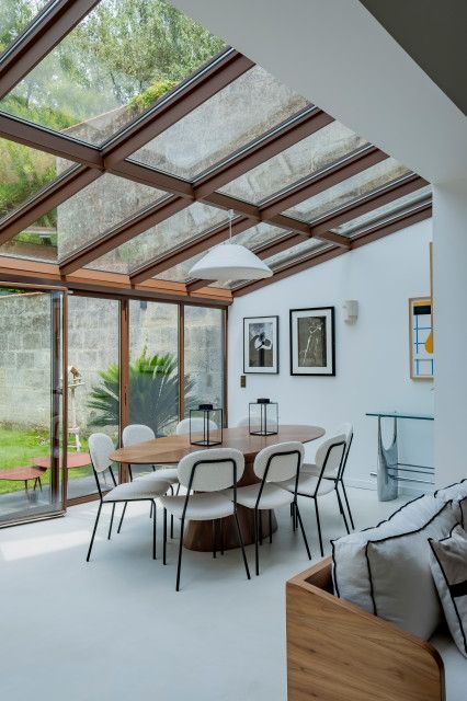 Maison d'habitation | Bordeaux - Contemporain - Véranda et Verrière - Bordeaux - par BR3 | Houzz Sunroom Architecture, Extension Veranda, Sunroom Dining, Veranda Design, Orangery Extension, Garden Room Extensions, Sunroom Addition, Room Extensions, Glass Extension