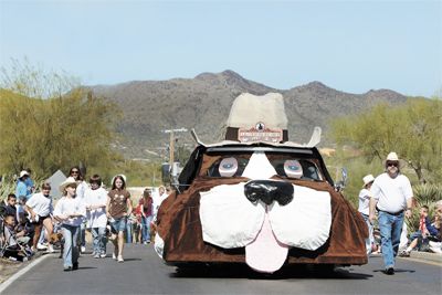 Sonoran News / Community News Parade Float Diy, Parade Float Decorations, Christmas Parade Floats, Dog Parade, Peace Christmas, Floating Decorations, Pet Parade, Boat Parade, Dog Pics