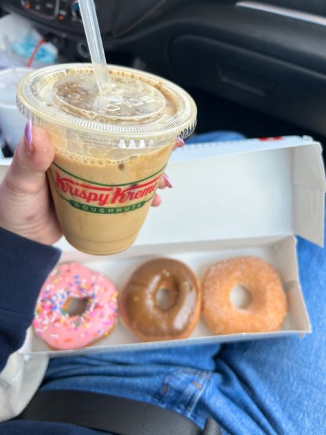 Krispy Kreme Aesthetic, Krispy Kreme Coffee, Big Snacks, Krispy Kreme Donuts, Trip Aesthetic, Usa Trip, Insta Ideas, Krispy Kreme, Vanilla Latte