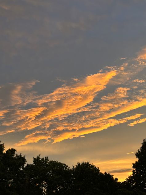 golden hour sunset with clouds aesthetic Golden Hour Sky Aesthetic, Golden Sky Aesthetic, Golden Sunset Aesthetic, Golden Clouds, Golden Hour Sky, White Hour, Golden Hour Aesthetic, Black And White Picture Wall, Pretty Sky