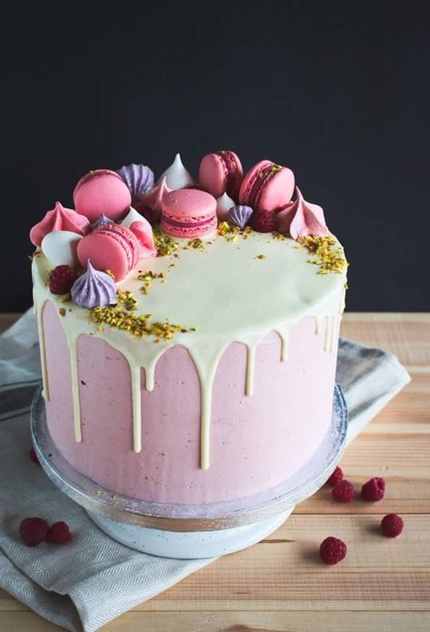 Raspberry pistachio dri cake with macaroons and meringue kisses Macaroons Cake Decoration, Cake With Macaroons, Gökkuşaği Pasta, Raspberry Pistachio, Macaroon Cake, Macaron Cake, Meringue Kisses, 60th Birthday Cakes, Elegant Birthday Cakes