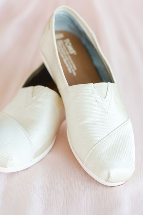 Comfy Wedding Shoes Winter, White Toms Outfit, Toms Wedding Shoes, Simple Wedding Shoes, Wedding Toms, Comfy Wedding Shoes, Toms Shoes Outfits, White Toms, Beautiful Wedding Shoes